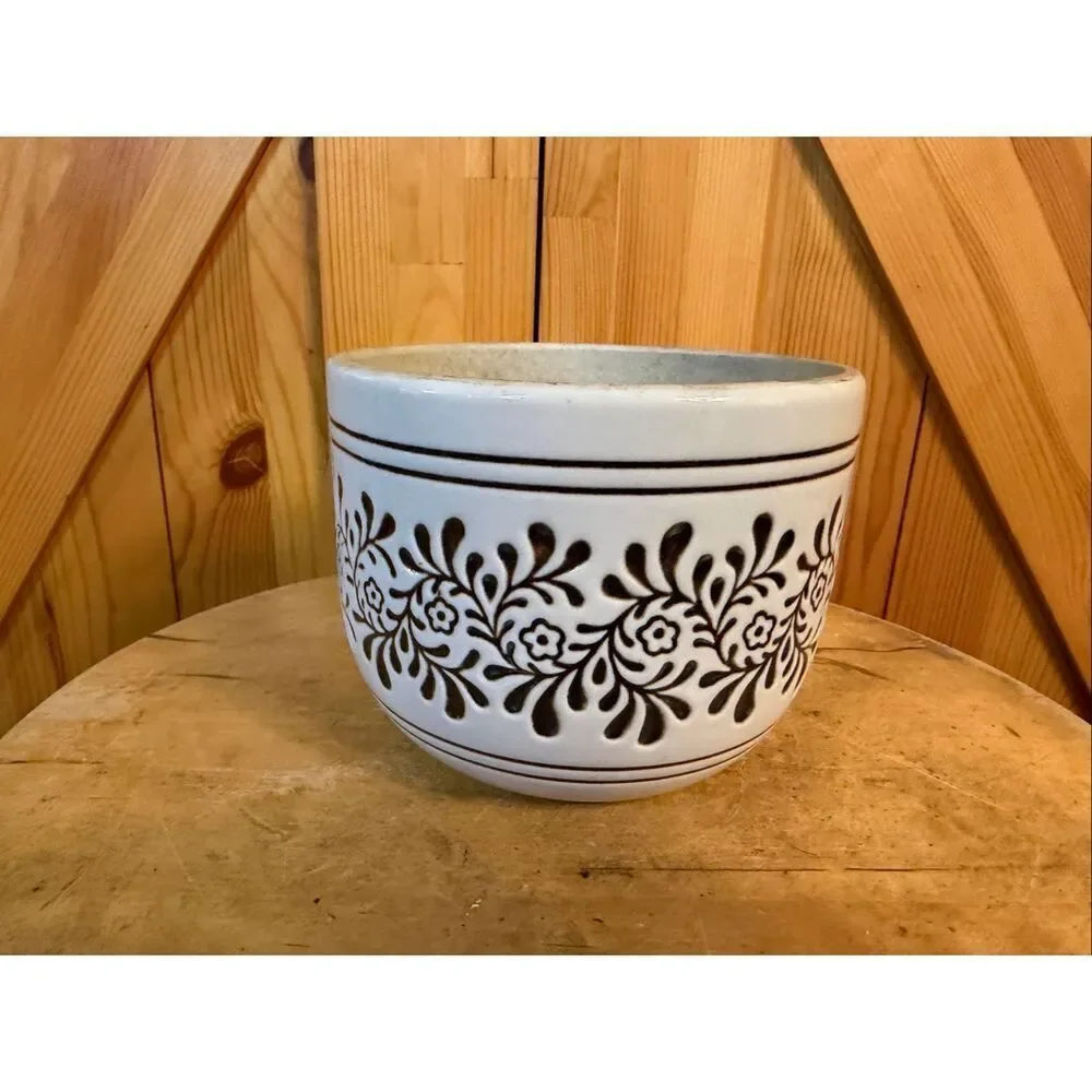 vintage ceramic planter featuring a decorative brown floral leaf pattern (6998)